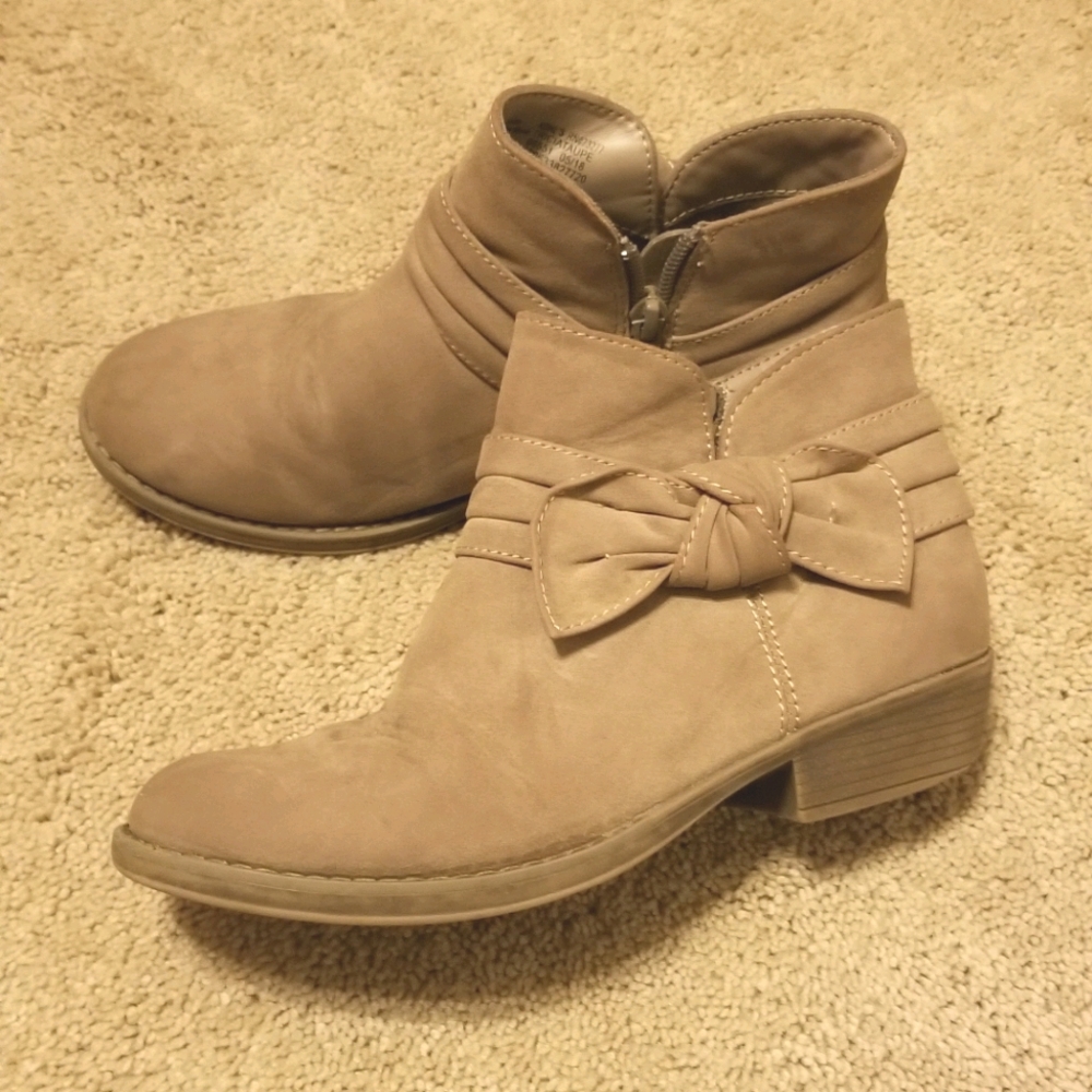 Girls size 4 tan boots
